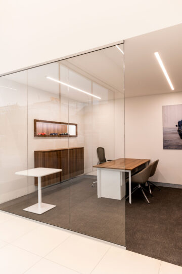 Künzler und Sauber AG - Beratungsraum mit Glaswand und Elektroinstallationen